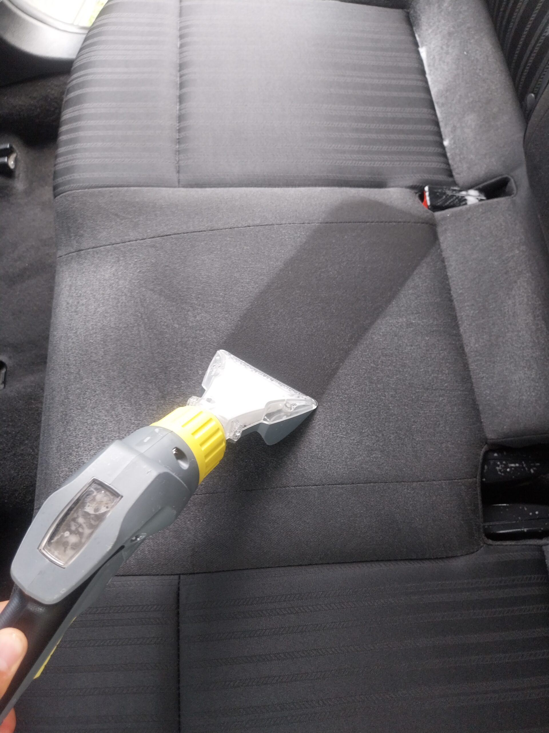 Czyszczenie tapicerki samochodowej odkurzaczem piorącym