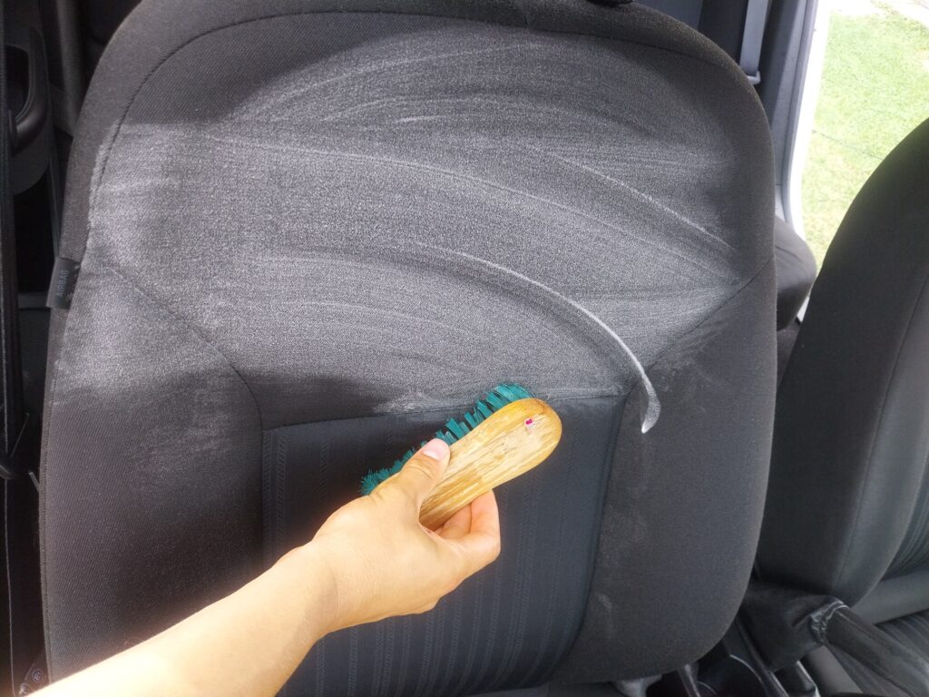 Czyszczenie fotela samochodowego