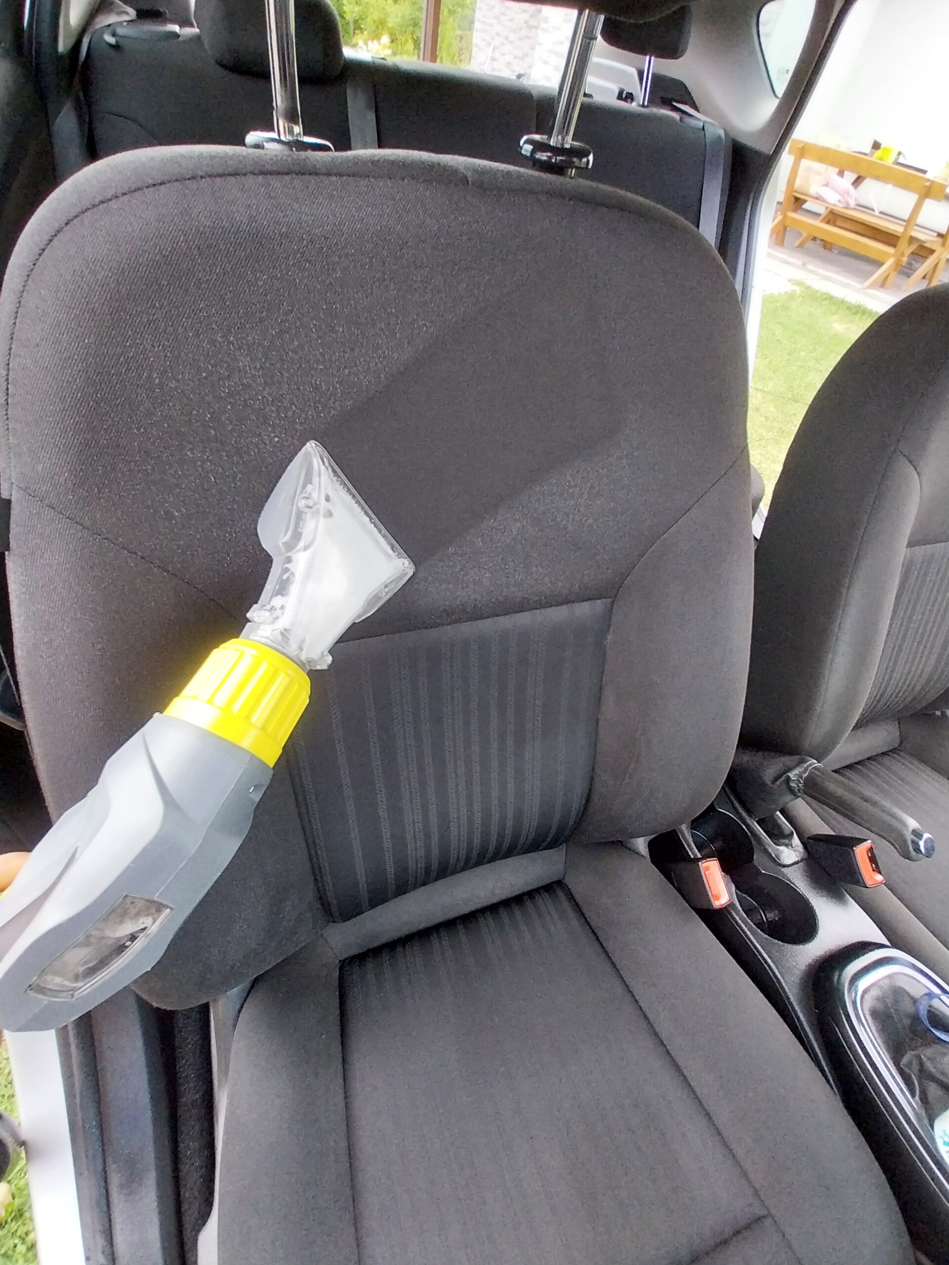 Praca ssawką ekstrakcyjną przy detalach w aucie