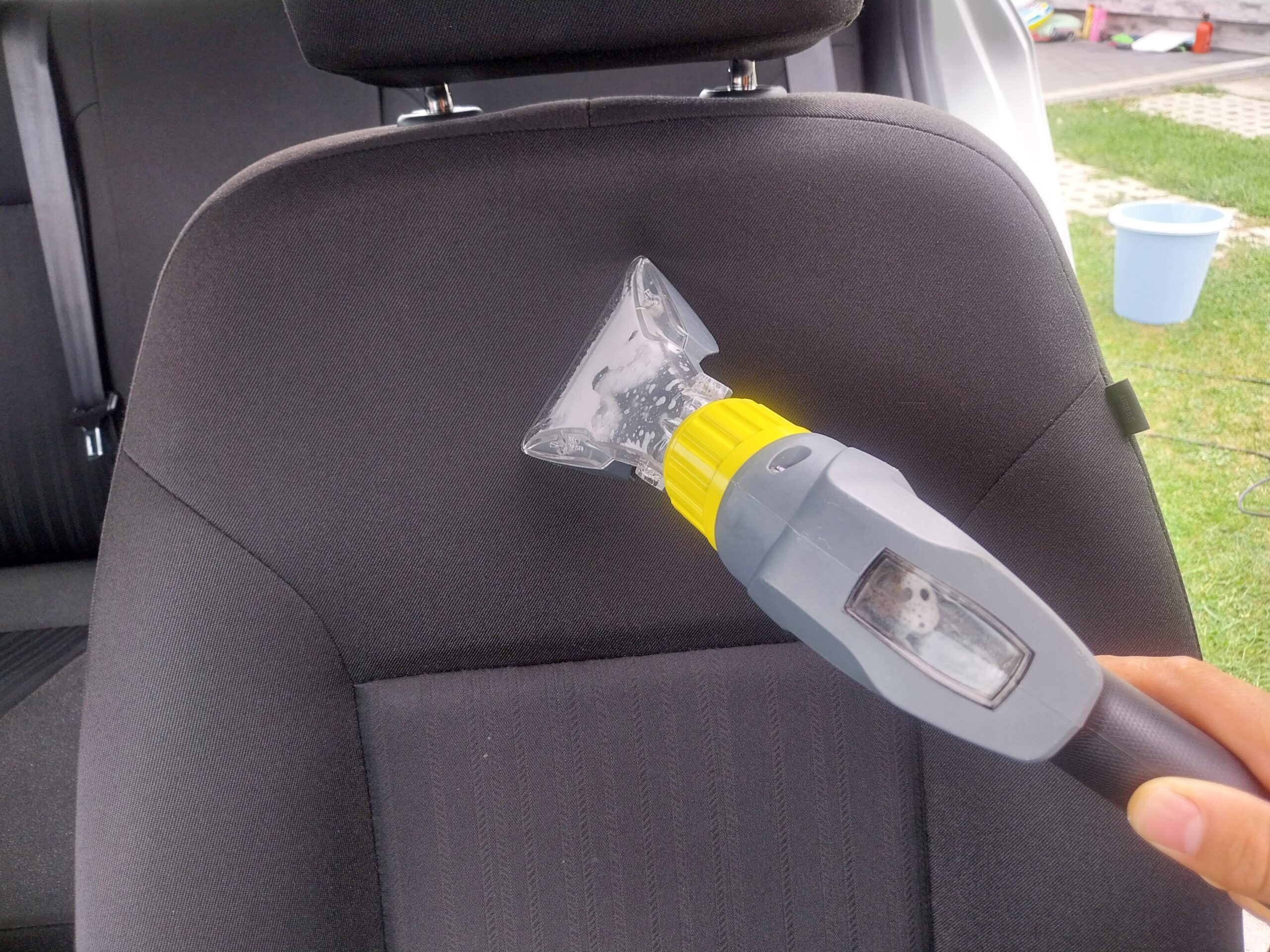 Pranie tapicerki samochodowej odkurzaczem piorącym