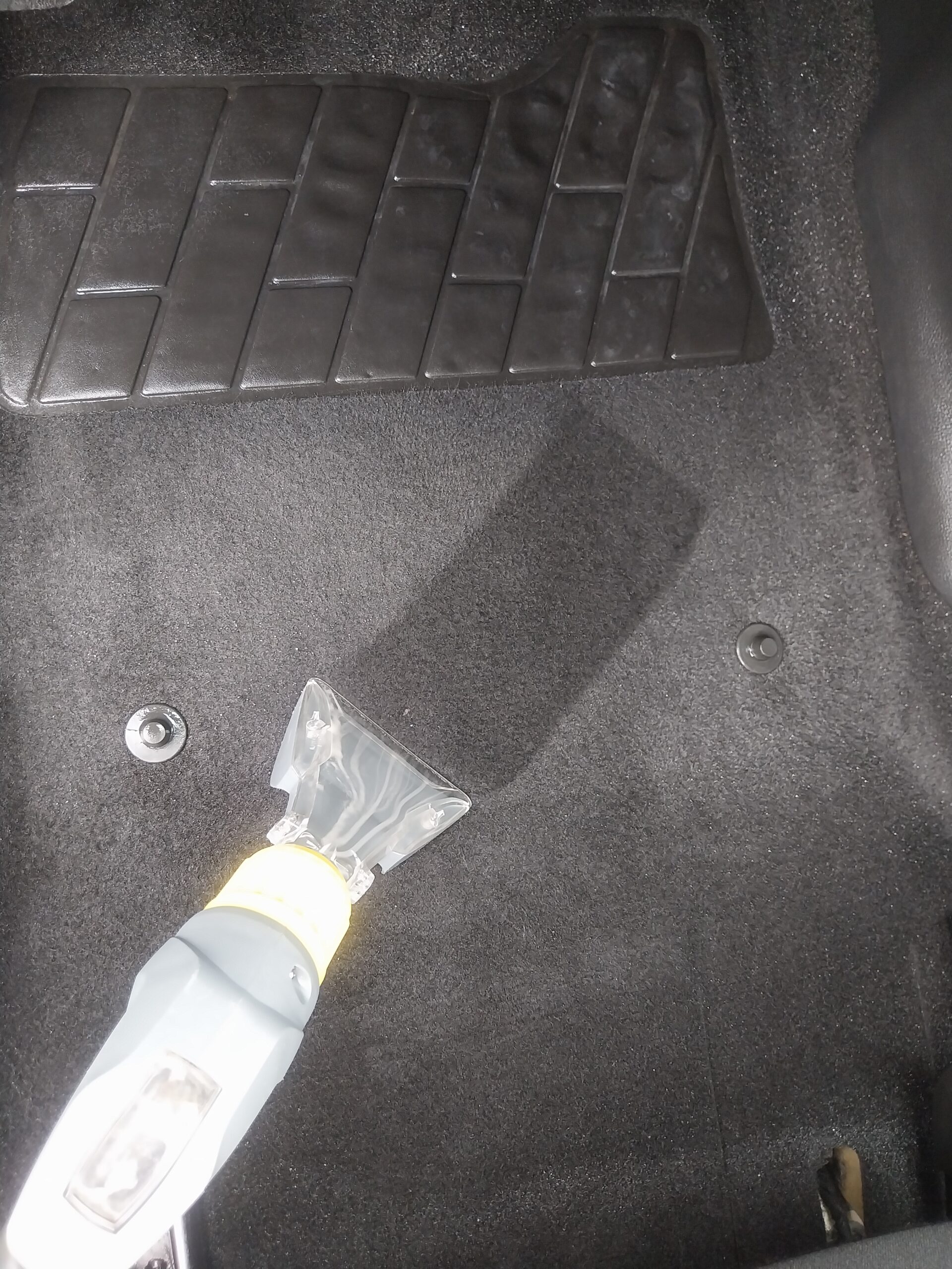 Pranie fotela samochodowego odkurzaczem piorącym